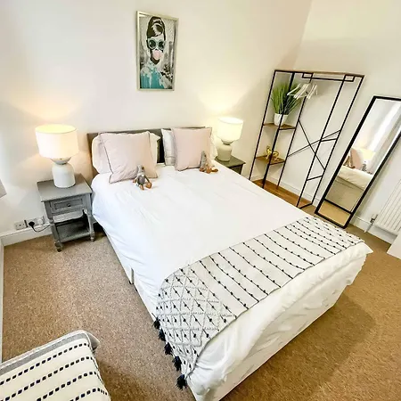 Stella's Cottage- Cute Traditional In South West By Staystaycations Holiday home Bristol