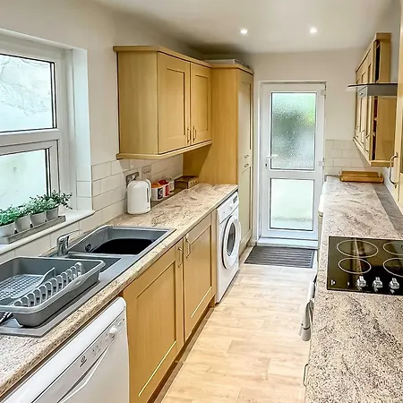 Stella's Cottage- Cute Traditional In South West By Staystaycations Bristol