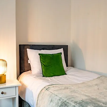 Stella's Cottage- Cute Traditional In South West By Staystaycations