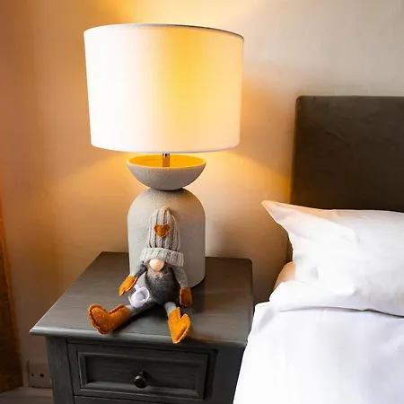 Stella's Cottage- Cute Traditional In South West By Stae-homes Nyaraló